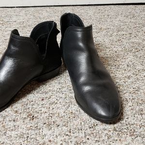 Kenneth Cole. Women's ankle boots  6.5M.  heel 1 inch